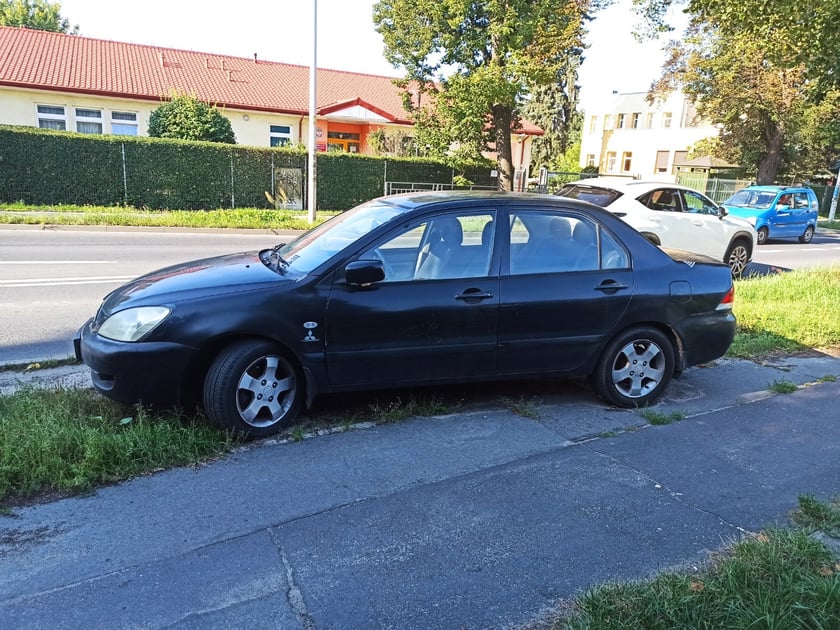 Przykłady nieprawidłowo zaparkowanych samochod&oacute;w