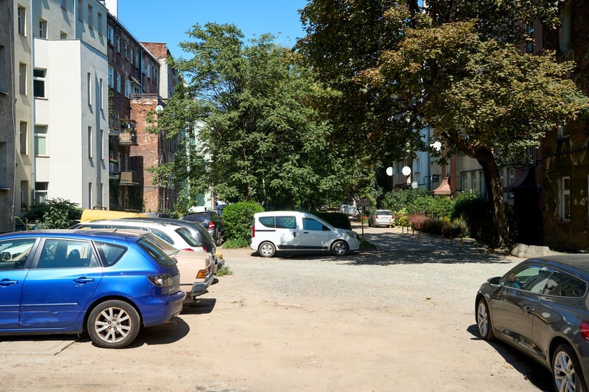 Podw&oacute;rko przy ulicach Wyszyńskiego, Prusa, Sępa-Szarzyńskiego i Sienkiewicza. Stan przed remontem.
