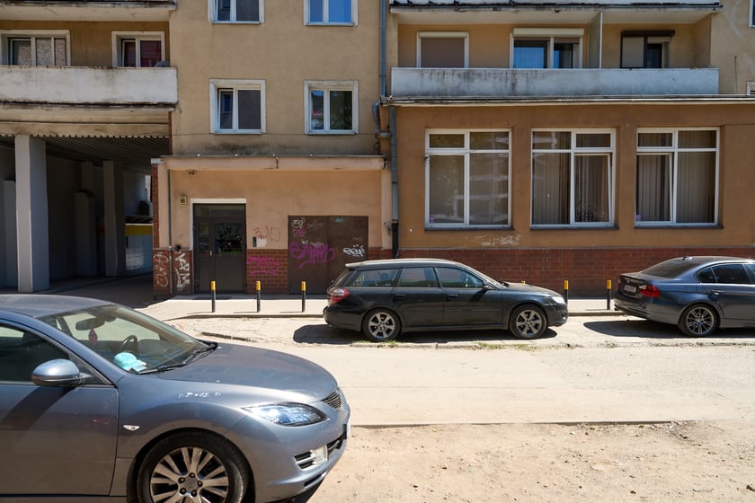 Podw&oacute;rko przy ulicach Wyszyńskiego, Prusa, Sępa-Szarzyńskiego i Sienkiewicza. Stan przed remontem.