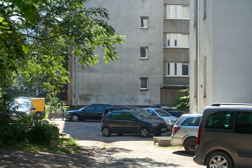 Podw&oacute;rko przy ulicach Wyszyńskiego, Prusa, Sępa-Szarzyńskiego i Sienkiewicza. Stan przed remontem.