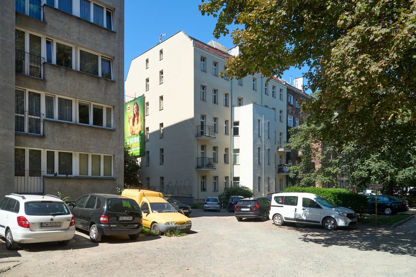 Podw&oacute;rko przy ulicach Wyszyńskiego, Prusa, Sępa-Szarzyńskiego i Sienkiewicza. Stan przed remontem.