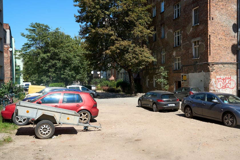 Podw&oacute;rko przy ulicach Wyszyńskiego, Prusa, Sępa-Szarzyńskiego i Sienkiewicza. Stan przed remontem.