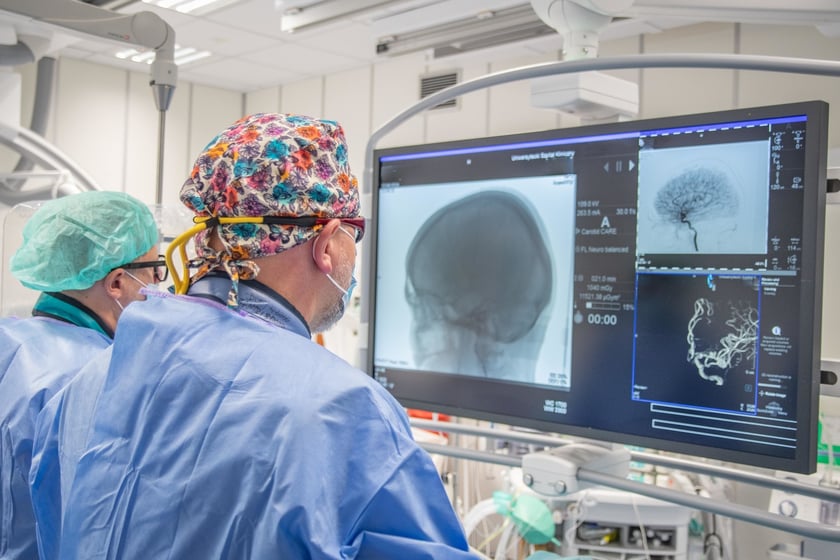 Neurochirurdzy i radiolodzy z Uniwersyteckiego Szpitala Klinicznego we Wrocławiu wykorzystali nowy typ urządzeń do leczenia tętniaków mózgu.