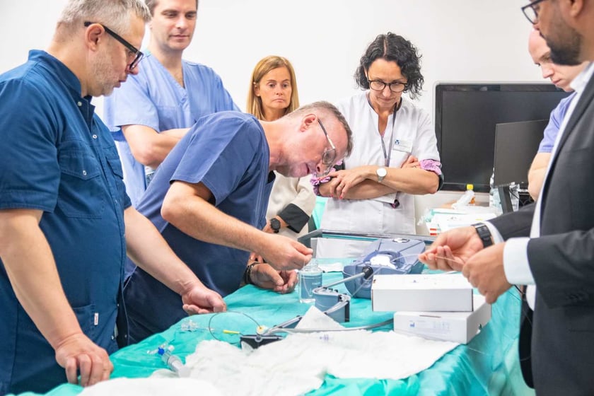 Neurochirurdzy i radiolodzy z Uniwersyteckiego Szpitala Klinicznego we Wrocławiu wykorzystali nowy typ urządzeń do leczenia tętniaków mózgu.