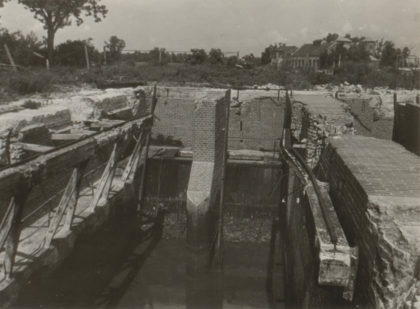 zniszczony piaskownik południowy przy ulicy Długiej, 1945 rok