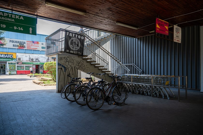 Budynki handlowe ul. Trwała 7, zdjęcia z lipca 2024