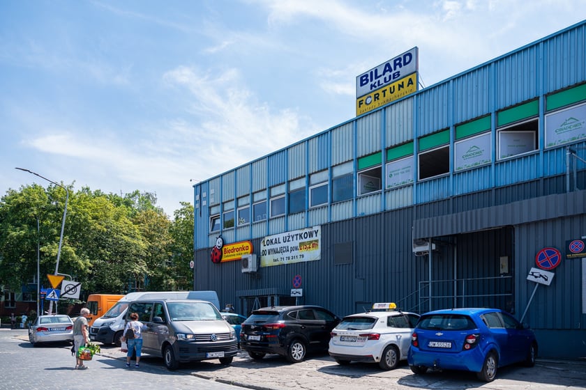 Budynki handlowe ul. Trwała 7, zdjęcia z lipca 2024
