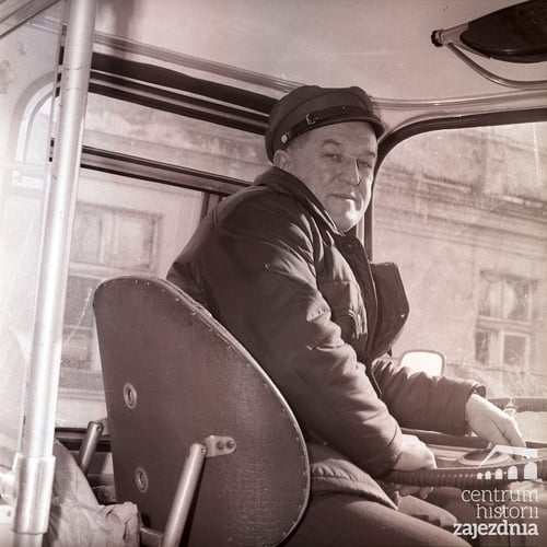 Kierowca autobusu zakładowego za kierownicą autobusu jelcz 043 w roku 1977