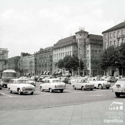 Parking przed Dworcem Głównym PKP we Wrocławiu w roku 1970. Na pierwszym planie od lewej dwa samochody FSO Syrena, Trabant, a za nim FSO Warszawa i Jelcz 043