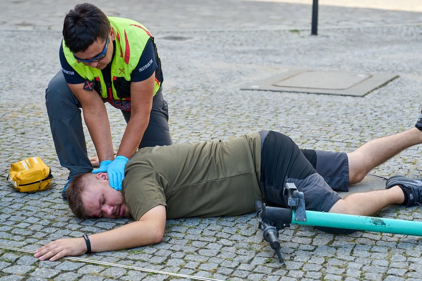 Inscenizowana akcja ratunkowa w ramach Wrocławskiej Akademii Pierwszej Pomocy