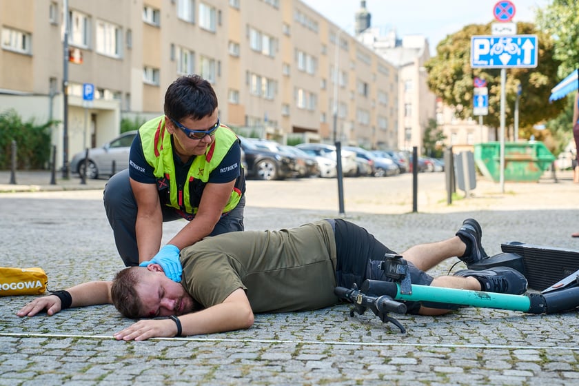 Inscenizowana akcja ratunkowa w ramach Wrocławskiej Akademii Pierwszej Pomocy