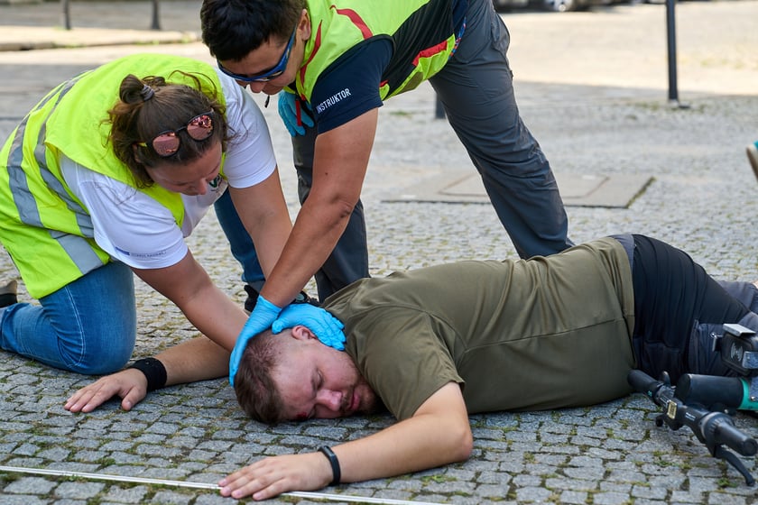 Inscenizowana akcja ratunkowa w ramach Wrocławskiej Akademii Pierwszej Pomocy