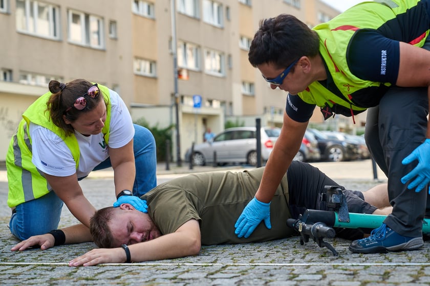 Inscenizowana akcja ratunkowa w ramach Wrocławskiej Akademii Pierwszej Pomocy