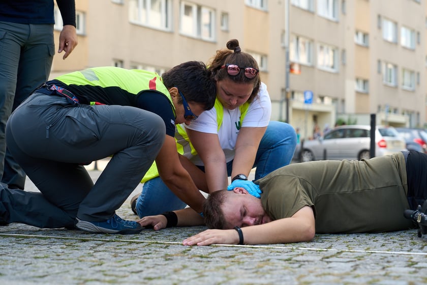 Inscenizowana akcja ratunkowa w ramach Wrocławskiej Akademii Pierwszej Pomocy