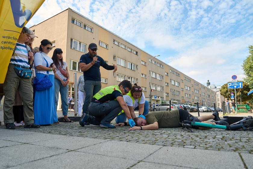 Inscenizowana akcja ratunkowa w ramach Wrocławskiej Akademii Pierwszej Pomocy