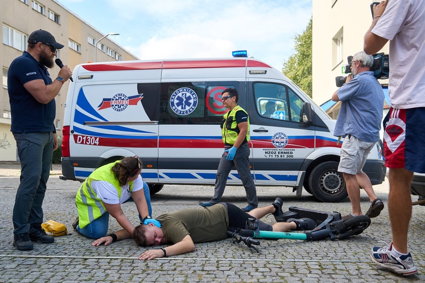 Inscenizowana akcja ratunkowa w ramach Wrocławskiej Akademii Pierwszej Pomocy