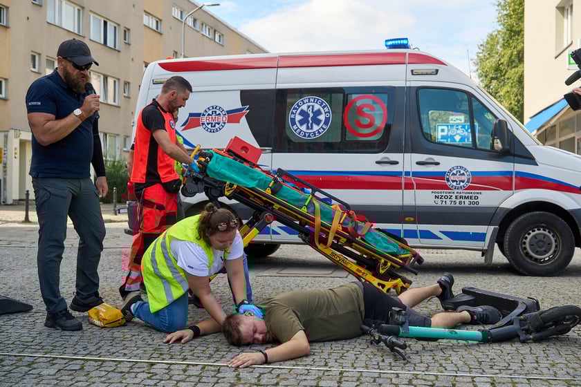 Inscenizowana akcja ratunkowa w ramach Wrocławskiej Akademii Pierwszej Pomocy