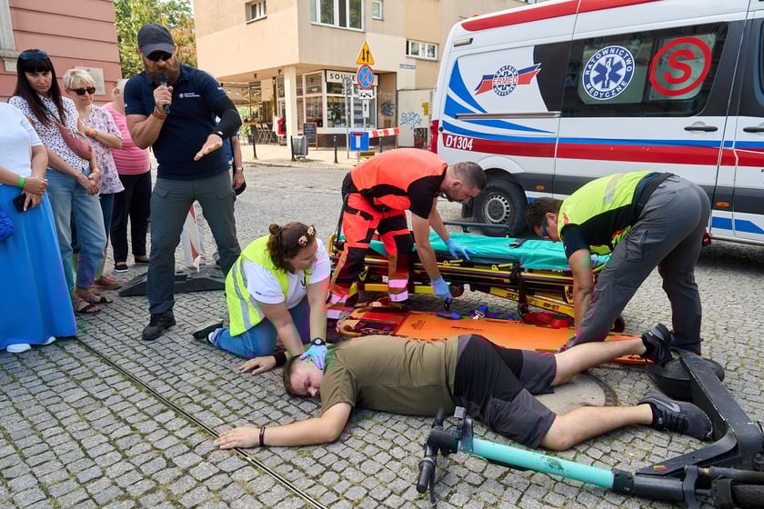 Inscenizowana akcja ratunkowa w ramach Wrocławskiej Akademii Pierwszej Pomocy