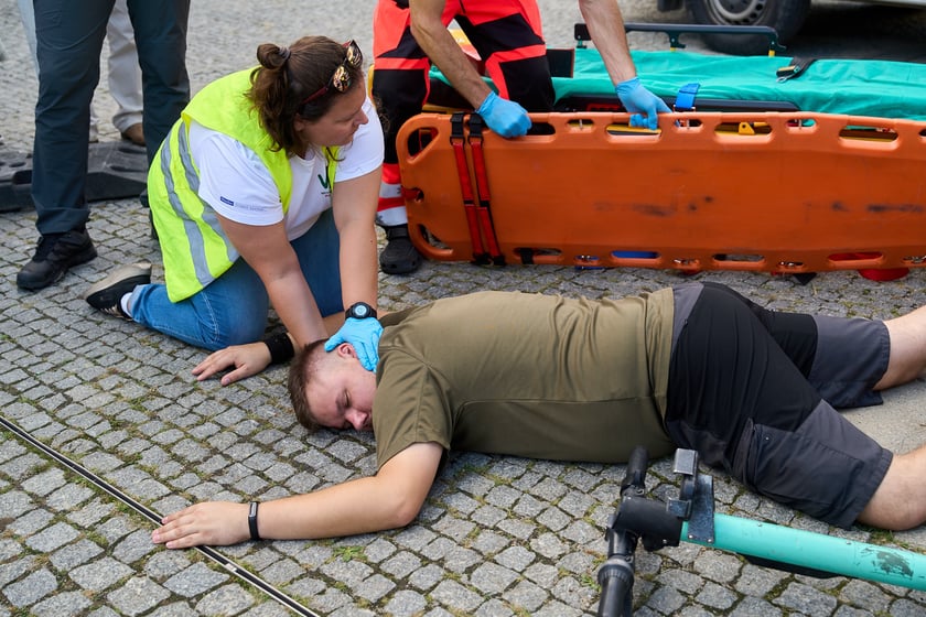 Inscenizowana akcja ratunkowa w ramach Wrocławskiej Akademii Pierwszej Pomocy
