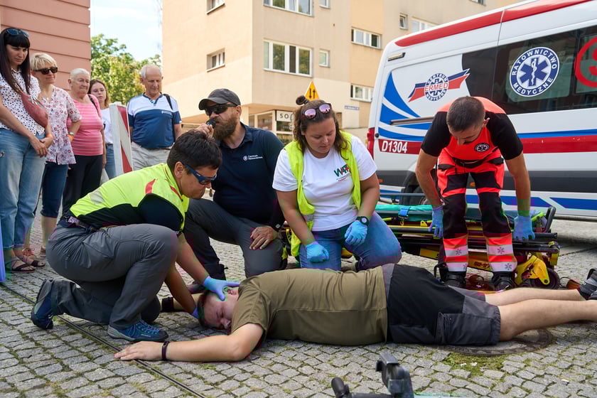 Inscenizowana akcja ratunkowa w ramach Wrocławskiej Akademii Pierwszej Pomocy