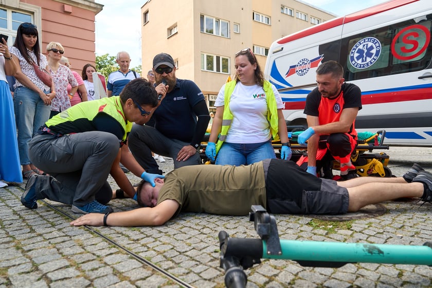 Inscenizowana akcja ratunkowa w ramach Wrocławskiej Akademii Pierwszej Pomocy