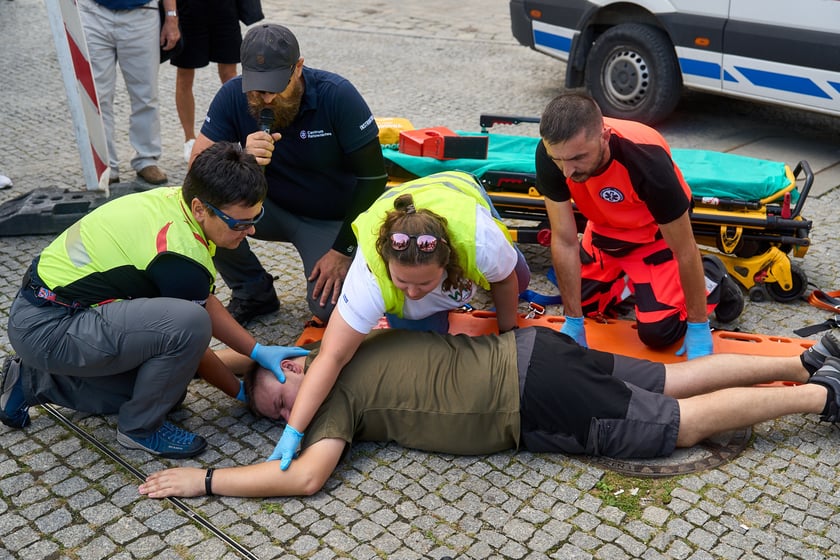 Inscenizowana akcja ratunkowa w ramach Wrocławskiej Akademii Pierwszej Pomocy