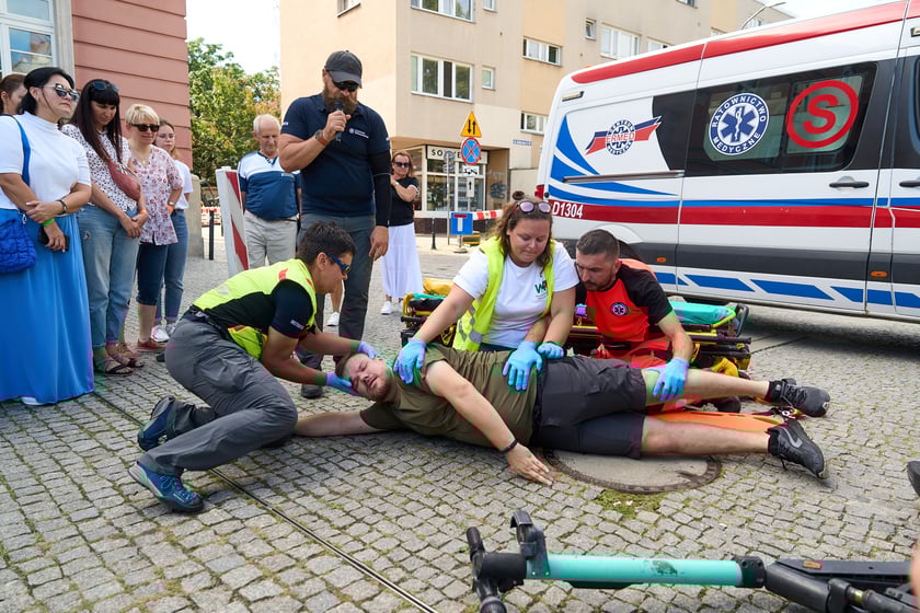 Inscenizowana akcja ratunkowa w ramach Wrocławskiej Akademii Pierwszej Pomocy