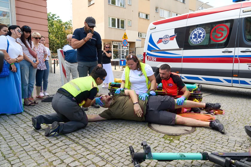 Inscenizowana akcja ratunkowa w ramach Wrocławskiej Akademii Pierwszej Pomocy