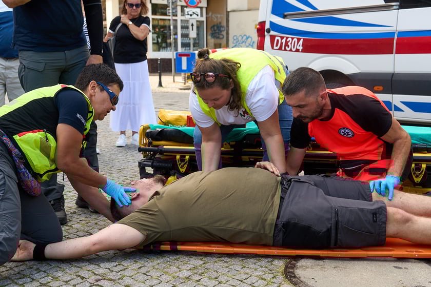 Inscenizowana akcja ratunkowa w ramach Wrocławskiej Akademii Pierwszej Pomocy