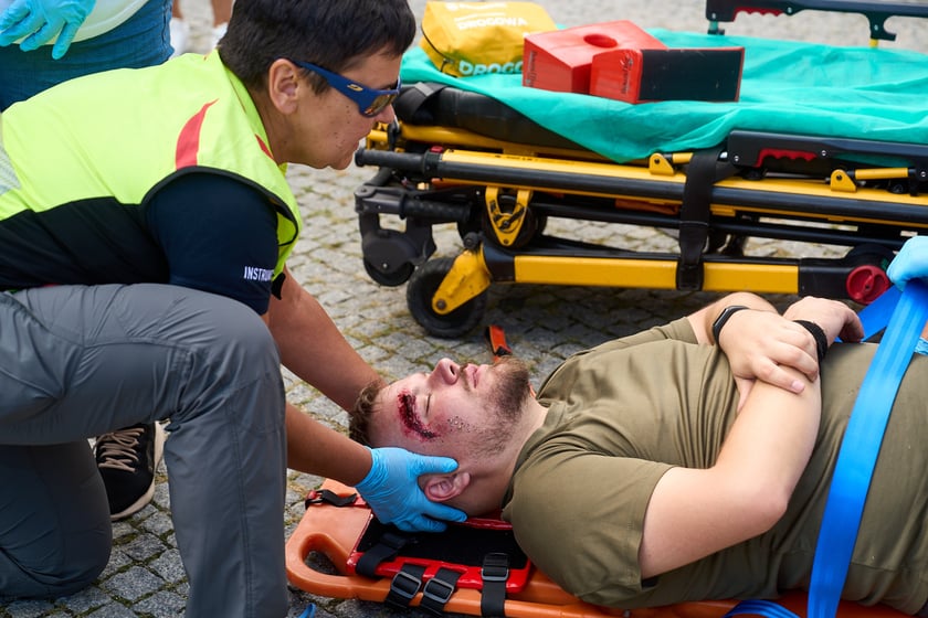 Inscenizowana akcja ratunkowa w ramach Wrocławskiej Akademii Pierwszej Pomocy
