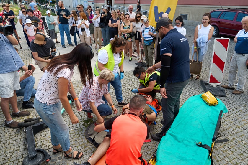 Inscenizowana akcja ratunkowa w ramach Wrocławskiej Akademii Pierwszej Pomocy