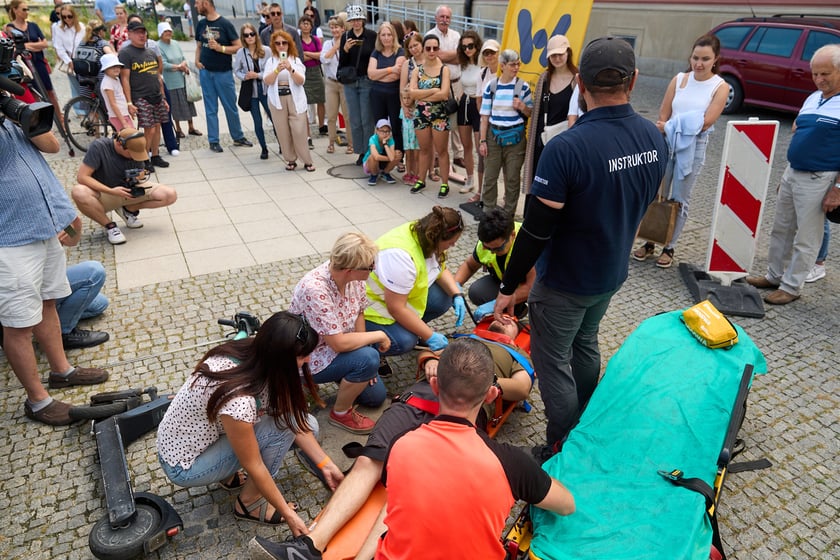 Inscenizowana akcja ratunkowa w ramach Wrocławskiej Akademii Pierwszej Pomocy