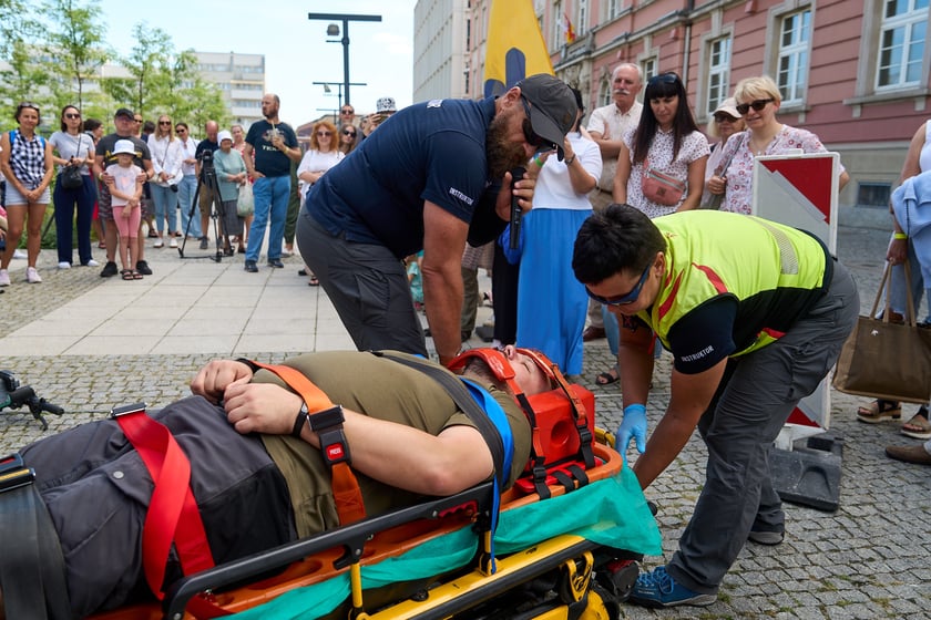 Inscenizowana akcja ratunkowa w ramach Wrocławskiej Akademii Pierwszej Pomocy