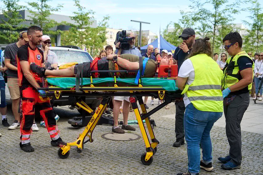 Inscenizowana akcja ratunkowa w ramach Wrocławskiej Akademii Pierwszej Pomocy