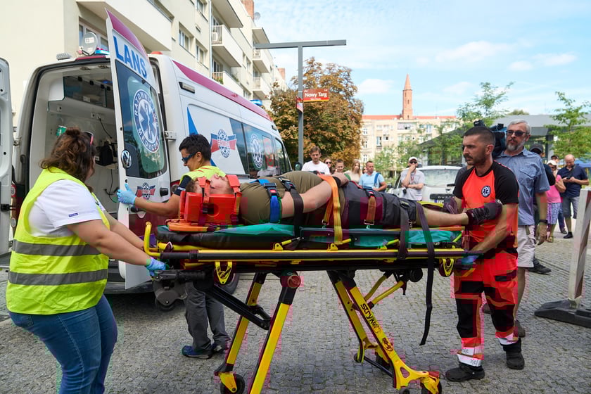 Inscenizowana akcja ratunkowa w ramach Wrocławskiej Akademii Pierwszej Pomocy