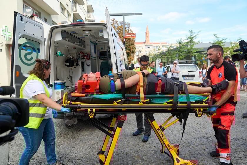 Inscenizowana akcja ratunkowa w ramach Wrocławskiej Akademii Pierwszej Pomocy