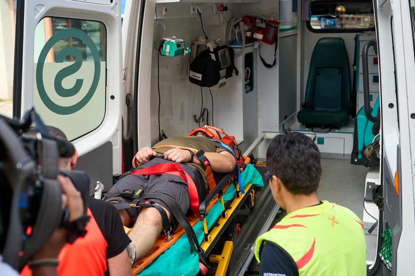 Inscenizowana akcja ratunkowa w ramach Wrocławskiej Akademii Pierwszej Pomocy