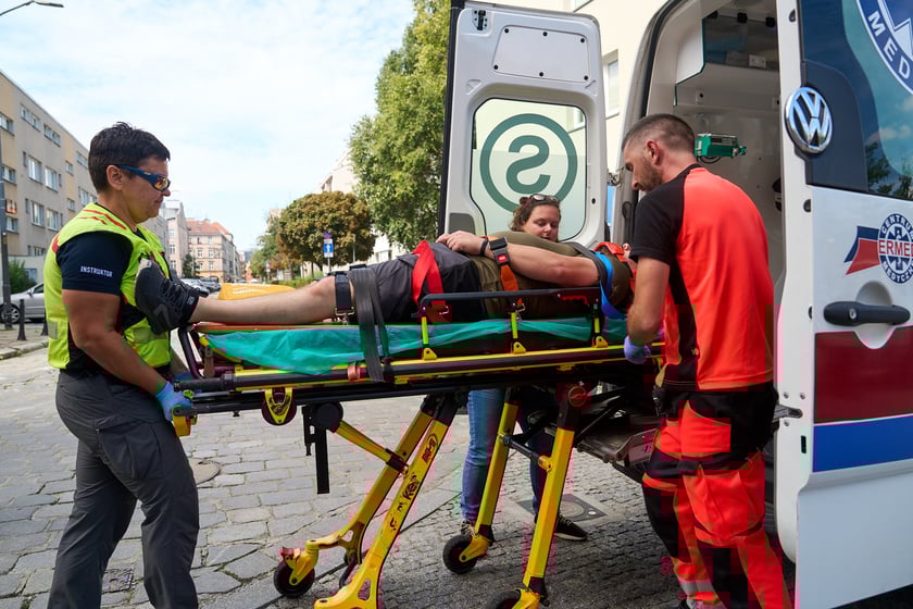 Inscenizowana akcja ratunkowa w ramach Wrocławskiej Akademii Pierwszej Pomocy