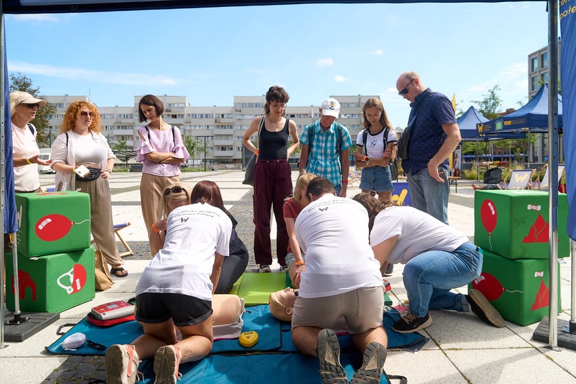Inscenizowana akcja ratunkowa w ramach Wrocławskiej Akademii Pierwszej Pomocy