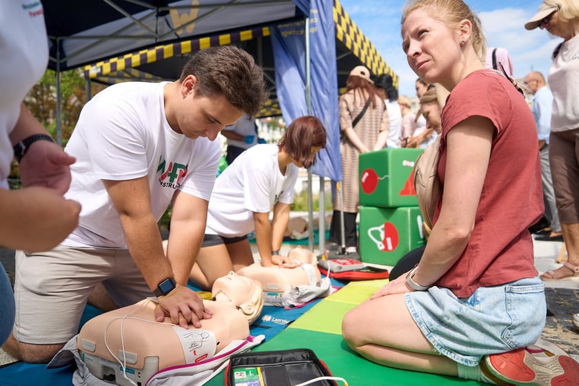 Inscenizowana akcja ratunkowa w ramach Wrocławskiej Akademii Pierwszej Pomocy
