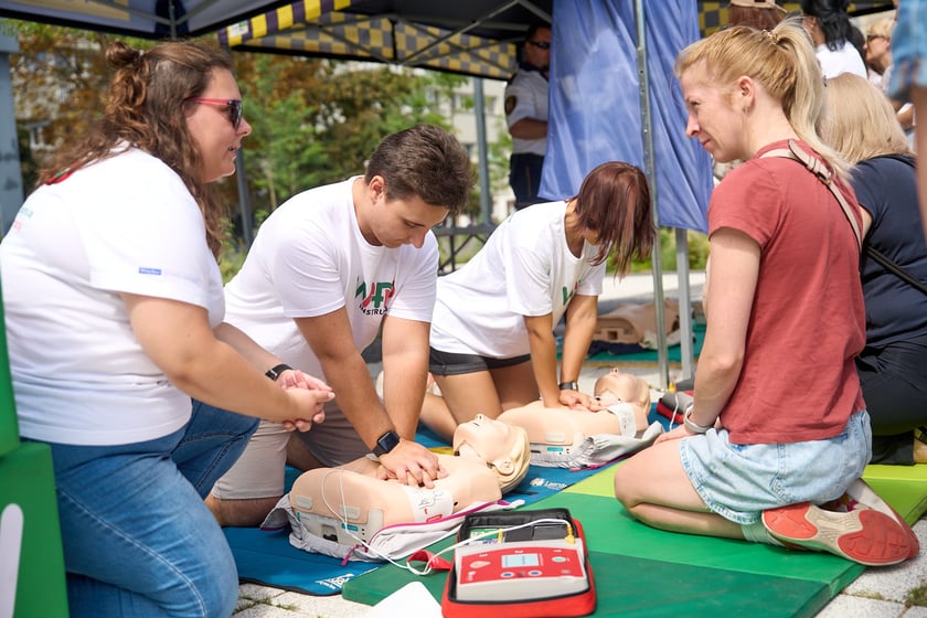 Inscenizowana akcja ratunkowa w ramach Wrocławskiej Akademii Pierwszej Pomocy