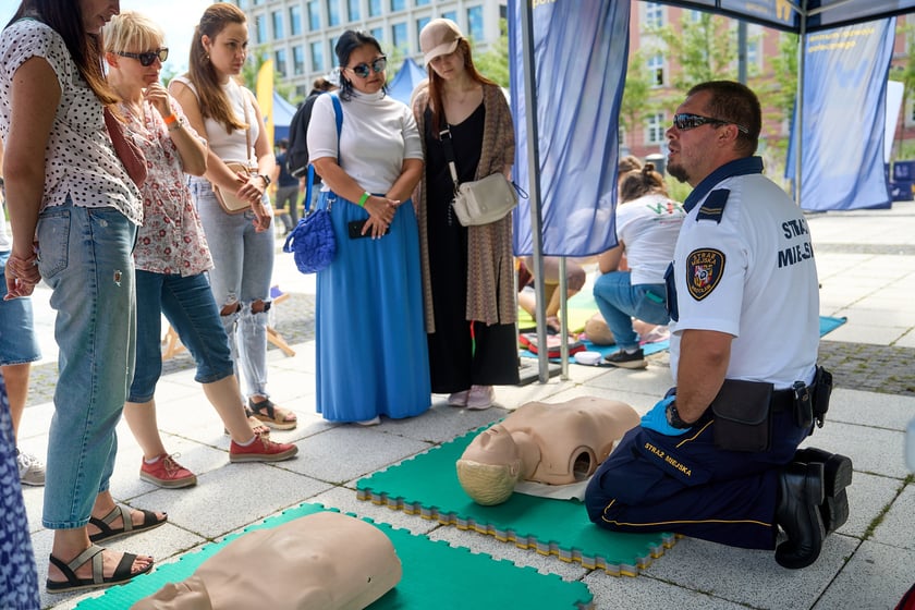 Inscenizowana akcja ratunkowa w ramach Wrocławskiej Akademii Pierwszej Pomocy