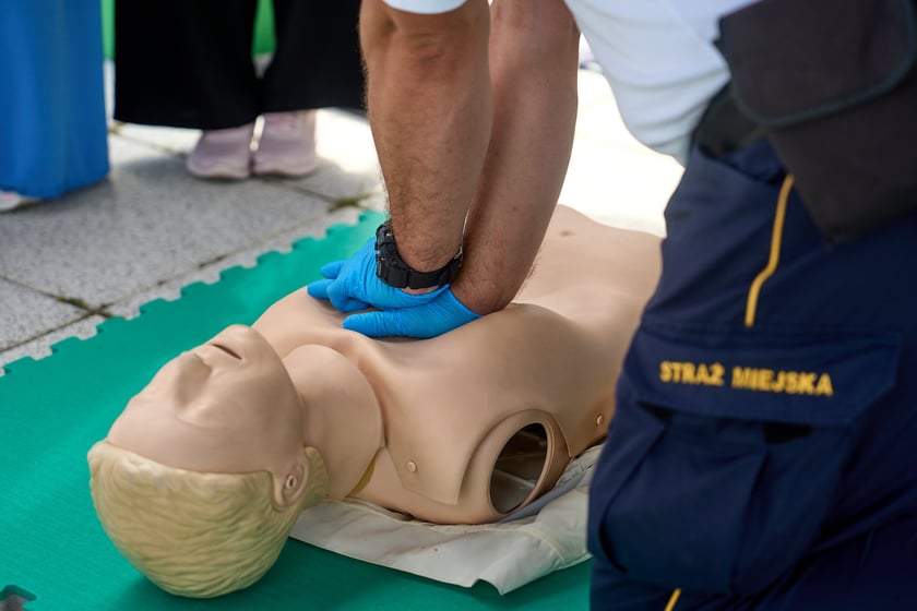 Inscenizowana akcja ratunkowa w ramach Wrocławskiej Akademii Pierwszej Pomocy