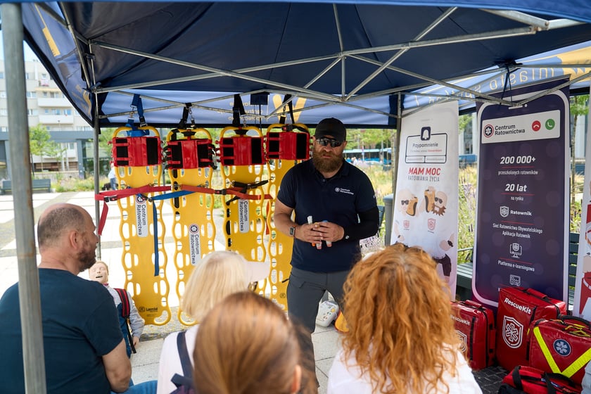 Inscenizowana akcja ratunkowa w ramach Wrocławskiej Akademii Pierwszej Pomocy