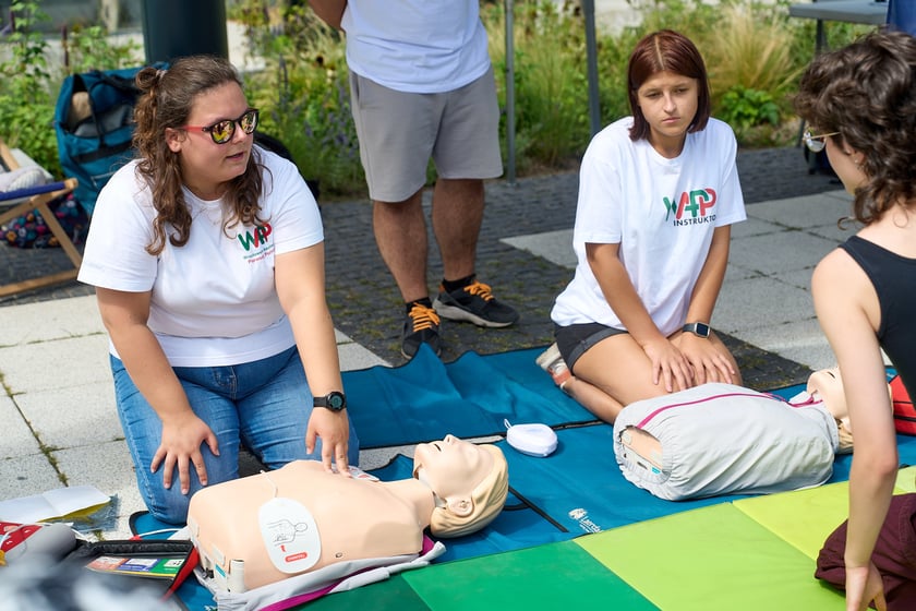 Inscenizowana akcja ratunkowa w ramach Wrocławskiej Akademii Pierwszej Pomocy