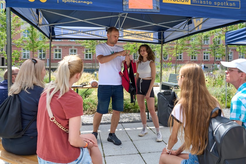 Inscenizowana akcja ratunkowa w ramach Wrocławskiej Akademii Pierwszej Pomocy