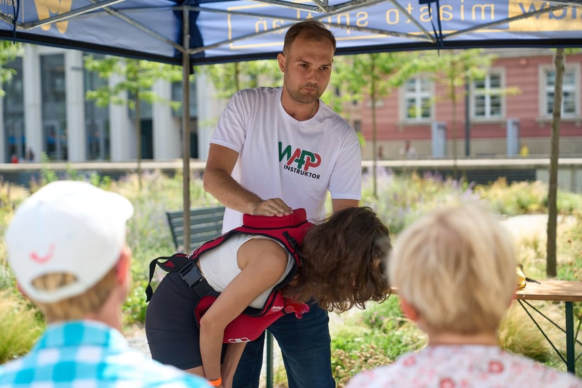 Inscenizowana akcja ratunkowa w ramach Wrocławskiej Akademii Pierwszej Pomocy