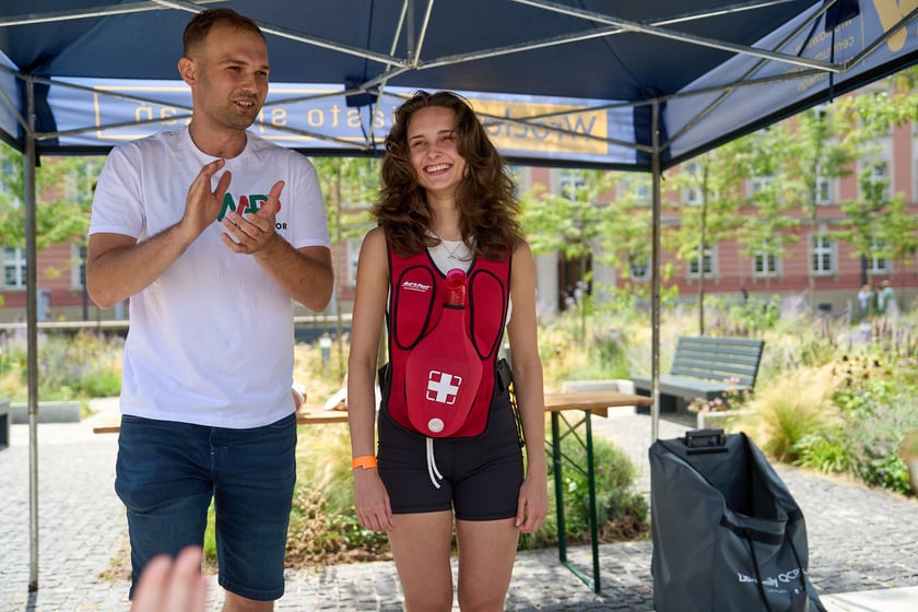 Inscenizowana akcja ratunkowa w ramach Wrocławskiej Akademii Pierwszej Pomocy