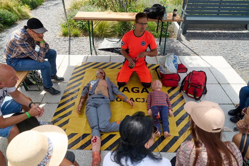 Inscenizowana akcja ratunkowa w ramach Wrocławskiej Akademii Pierwszej Pomocy