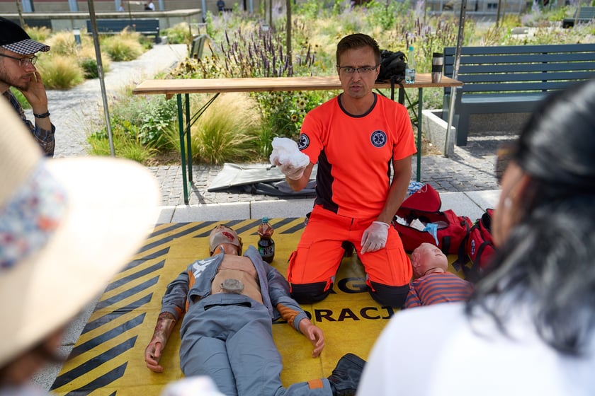 Inscenizowana akcja ratunkowa w ramach Wrocławskiej Akademii Pierwszej Pomocy